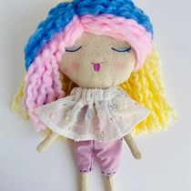Mi proyecto del curso: Muñecos de tela: diseño, costura y creación de contenido. Un projet de Artisanat, Conception de jouets, Réseaux sociaux, Photographie smartphone, Photographie de produits, Couture, Photographie pour Instagram , et Confection de patrons et vêtements de flor.atencia - 04.06.2023