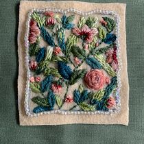 Mi proyecto del curso: Técnicas de bordado para motivos florales en fieltro. Un progetto di Design di accessori, Artigianato, Pattern design, Illustrazione botanica e Textile Design di Paula M. Lira Eyzaguirre - 05.06.2023