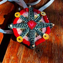 Mi proyecto del curso: Retratos bordados en pedrería. Een project van Ontwerp van accessoires, Borduurwerk,  Interieurdecoratie y Textielontwerp van Ca Lú - 11.06.2023