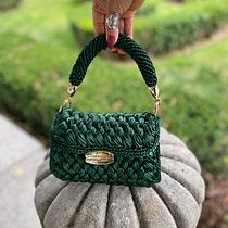 Mi proyecto del curso: bolsos v CV on estilo y color . Un progetto di Fashion design, Fiber Art e Uncinetto di Nora Sanguino - 12.06.2023