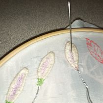 Mi proyecto del curso: Segundo intento, una hebilla para el cabello, flor de belén.. Een project van Sieradenontwerp, Borduurwerk y Textielontwerp van pauladel19 - 16.06.2023