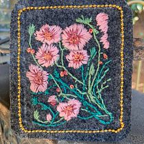 My project for course: Embroidery Techniques for Floral Patterns on Felt . Un progetto di Design di accessori, Artigianato, Pattern design, Illustrazione botanica e Textile Design di Victoria Cogswell - 16.06.2023