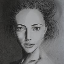 My project for course: Artistic Charcoal Portraiture: Creating Atmosphere I.. Ilustração tradicional, Artes plásticas, Desenho, Desenho de retrato, Desenho realista, e Desenho artístico projeto de Adrienn Körösi Hass Jensen - 10.06.2023