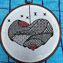 Mi proyecto del curso: Introducción al bordado en blackwork. Un proyecto de Bordado y Diseño textil de Mimi Araya Canobra - 11.06.2023