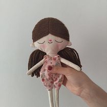 Mi proyecto del curso: Muñecos de tela: diseño, costura y creación de contenido. Un projet de Artisanat, Conception de jouets, Réseaux sociaux, Photographie smartphone, Photographie de produits, Couture, Photographie pour Instagram , et Confection de patrons et vêtements de crisrabi - 17.06.2023