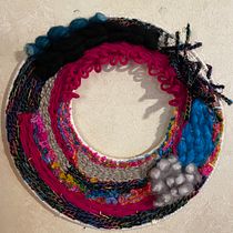 My project for course: Circular Weaving for Colorful Wall Decor. Artesanato, Design de interiores, Pattern Design, Tecido, Tecelagem, e Design têxtil projeto de lablank - 22.06.2023