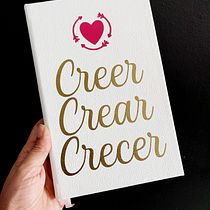 Mi proyecto del curso: Diseño y encuadernación de sketchbooks. Un proyecto de Ilustración tradicional, Artesanía, Encuadernación, DIY y Sketchbook de Alejandra Gómez Coto - 26.06.2023