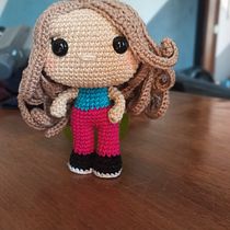 Meu projeto do curso: Amigurumi: crie pessoas com crochê. Arts, Crafts, To, Design, Fiber Arts, Crochet, Amigurumi, and Textile Design project by Camila Vasconcelos de Souza - 06.29.2023