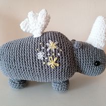 Final project for Amigurumi Design and Creation. Un projet de Artisanat, Conception de jouets, Art textile, DIY, Crochet, Amigurumi , et Design textile de Sharron Power - 01.07.2023