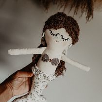 Os presento a ✨Xixili✨ la lamía de Bermeo . Un projet de Artisanat, Conception de jouets, Réseaux sociaux, Photographie smartphone, Photographie de produits, Couture, Photographie pour Instagram , et Confection de patrons et vêtements de Izaskun Muruaga - 02.07.2023
