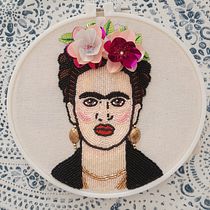 Mi proyecto del curso: Retratos bordados en pedrería. Een project van Ontwerp van accessoires,  Interieurdecoratie, Textielontwerp y Borduurwerk van Celina Lagunes Rivera - 05.07.2023