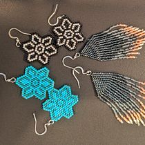 Earings and rings for my project for course: Beaded Jewelry Design. Un progetto di Design di accessori, Artigianato, Design di gioielli e Fiber Art di Laura - 11.07.2023