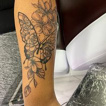 Mon projet du cours : Initiation aux techniques de tatouage. Projekt z dziedziny Trad, c, jna ilustracja, Projektowanie tatuaż, R i sunek botaniczn użytkownika Patricia Faubert - 13.07.2023