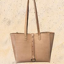 Mi proyecto del curso: Creación de bolsos de piel personalizados cosidos a mano. Un projet de Création d'accessoires, Artisanat, St, lisme , et Couture de Silvia König - 13.07.2023