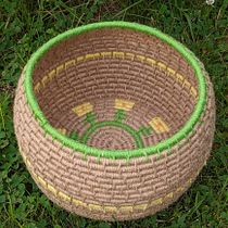 Daffodil coiled basket. Un projet de Création d'accessoires, Artisanat, St, lisme , et Design textile de Kristina Bowman - 12.07.2023
