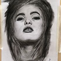 My project for course: Artistic Charcoal Portraiture: Creating Atmosphere. Ilustração tradicional, Artes plásticas, Desenho, Desenho de retrato, Desenho realista, e Desenho artístico projeto de Lizzii Bowman - 19.07.2023