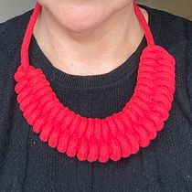 Meu projeto do curso: Introdução à bijuteria de corda: faça seu próprio colar. Un progetto di Artigianato, Design di gioielli, Macramè e Textile Design di cristinagiunta - 22.07.2023