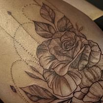 Mój projekt z kursu: Tatuaż techniką „blackwork” z użyciem cienkich linii. Un projet de Conception de tatouage de Dominika Jaskółka - 25.07.2023