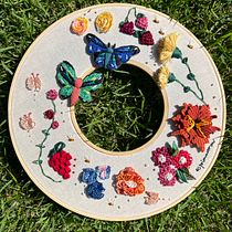 Meu projeto do curso: Bordado com relevo em duplo bastidor. Un projet de Broderie , et Design textile de Catia Portuense - 26.07.2023