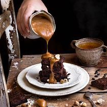 Brownies vegan de feijão com caramelo de tamaras- Lanche de outono. Photograph, Food Photograph, Food St, and ling project by Janine Oliveira - 08.01.2023