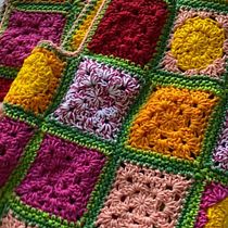 Meu projeto do curso: Granny square de crochê: crie sua própria malha. Fashion Design, Fiber Arts, DIY, Crochet, and Textile Design project by Vitória Sachetti - 10.02.2022