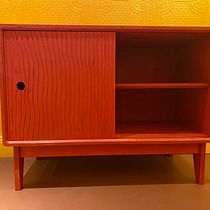 The Red Cabinet. Un progetto di Artigianato, Design e creazione di mobili, Interior design, DIY e Falegnameria  di ctheisinger - 05.08.2023