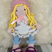 Mi proyecto del curso: Elaboración de muñecas amigurumi románticas. Un proyecto de Artesanía, Diseño de juguetes, Tejido, Crochet, Amigurumi y Diseño textil de Ale Bringas - 02.08.2023