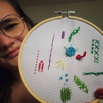 Meu projeto do curso: Técnicas básicas de bordado: pontos, composições e escalas cromáticas. Un projet de Création d'accessoires, Création de costumes, Broderie, Théorie des couleurs , et Design textile de Juliana Leitão - 07.08.2023