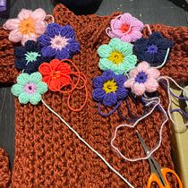 Mi proyecto del curso: Crochet: teje un suéter colorido con aplicaciones florales. Crochê, e Design têxtil projeto de nenabolamla - 08.08.2023