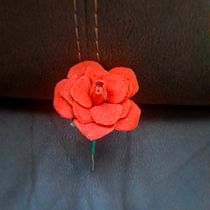 Mi proyecto del curso: Bordado stumpwork: crea adornos en 3D. Een project van Sieradenontwerp, Borduurwerk y Textielontwerp van Samantha Abarzúa - 06.08.2023