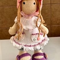 Mi proyecto del curso: Elaboración de muñecas amigurumi románticas. Un proyecto de Artesanía, Diseño de juguetes, Tejido, Crochet, Amigurumi y Diseño textil de jenniferdepaez_1 - 08.08.2023