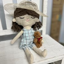 My project for course: Fabric Dolls: Design and Content Creation. Un projet de Artisanat, Conception de jouets, Réseaux sociaux, Photographie smartphone, Photographie de produits, Couture, Photographie pour Instagram , et Confection de patrons et vêtements de becky.daniel9 - 01.08.2023