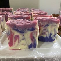 My project for course: Design and Creation of Cold Process Soaps Hanging swirl technique. Arts, Crafts, and DIY project by Amin Rodriguez - 08.14.2023
