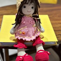Mi proyecto del curso: Elaboración de muñecas amigurumi románticas. Un proyecto de Artesanía, Diseño de juguetes, Tejido, Crochet, Amigurumi y Diseño textil de Helen Corrales Campos - 15.08.2023