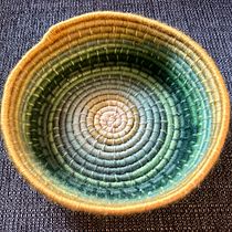My project for course: Basket Weaving for Beginners: The Coiling Technique. Un projet de Création d'accessoires, Artisanat, St, lisme, Art textile , et Design textile de notapoodle - 16.08.2023