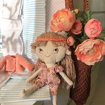 Mi proyecto del curso: Muñecos de tela: diseño, costura y creación de contenido. Un projet de Artisanat, Conception de jouets, Réseaux sociaux, Photographie smartphone, Photographie de produits, Couture, Photographie pour Instagram , et Confection de patrons et vêtements de amurquiaga - 15.12.2023