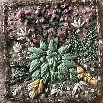 Mi proyecto del curso: Técnicas de bordado para motivos florales en fieltro. Un progetto di Design di accessori, Artigianato, Pattern design, Illustrazione botanica e Textile Design di oreynosoalvarado - 26.07.2023