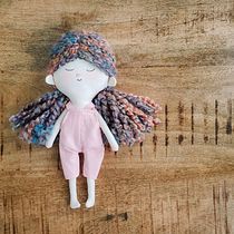 Meu projeto do curso: Bonecas de pano: design, costura e criação de conteúdo. Un projet de Artisanat, Conception de jouets, Réseaux sociaux, Photographie smartphone, Photographie de produits, Couture, Photographie pour Instagram , et Confection de patrons et vêtements de Marina Dessotti - 20.08.2023