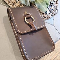 My project for course: Leatherwork: Designing and making a crossbody bag. Een project van  Ontwerp, Ontwerp van accessoires, Craft,  Modeontwerp y Naaiwerk van jannae9 - 20.08.2023