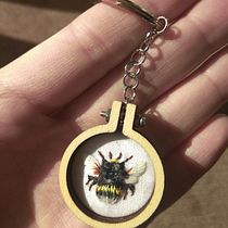 Mi proyecto del curso: Bordado en miniatura: crea joyas textiles. Un projet de Design de bijoux, Broderie , et Design textile de Rocio Rios Pröschle - 21.08.2023