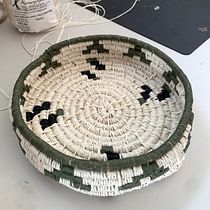 My project for course: Basket Weaving for Beginners: The Coiling Technique. Un projet de Création d'accessoires, Artisanat, St, lisme, Art textile , et Design textile de Jurana Puljic - 26.08.2023
