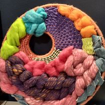Meu projeto do curso: Tapeçarias coloridas em tear circular. Artesanato, Design de interiores, Pattern Design, Tecido, Tecelagem, e Design têxtil projeto de Jennifer Borelli Talacimon - 26.08.2023