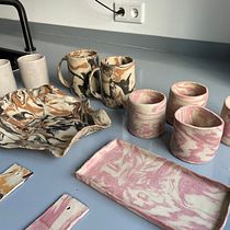 Mijn project van de cursus: Marmertechnieken op keramiek. Un proyecto de Diseño de complementos, Artesanía y Cerámica de Romy Lankman - 28.08.2023