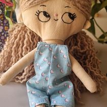 Il mio progetto del corso: Pupazzi di stoffa: design, confezione e creazione di contenuti. Un projet de Artisanat, Conception de jouets, Réseaux sociaux, Photographie smartphone, Photographie de produits, Couture, Photographie pour Instagram , et Confection de patrons et vêtements de Rosalia Mazzola - 30.08.2023