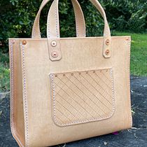 My project for course: Create Custom Hand-Sewn Leather Bags. Un projet de Création d'accessoires, Artisanat, St, lisme , et Couture de wingits - 30.08.2023
