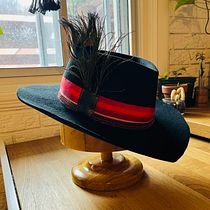 Hatmaking - Black Fedora. Accessor, Design, Fashion Design, Fiber Arts, and Needle Felting project by Annie Rodrigue - 09.01.2023