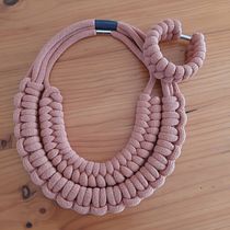 My project for course: Rope Jewelry for Beginners: Make Your Own Necklaces. Un progetto di Artigianato, Design di gioielli, Macramè e Textile Design di Arge Lia - 06.09.2023