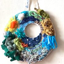 Mi proyecto del curso: Tejido en telar circular para tapices de pared coloridos "Summer" by Adriana Eiroa. Arts, Crafts, Interior Design, Pattern Design, Fiber Arts, Weaving, and Textile Design project by Adriana Eiroa Mozos - 09.05.2023