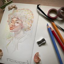 Mon projet du cours : Dessin de portraits expressifs aux crayons de couleur . Drawing, Portrait Drawing, Sketchbook, and Colored Pencil Drawing project by mariebarbet50 - 11.18.2023