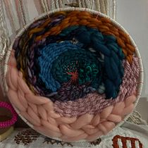 Mi proyecto del curso: Tejido en telar circular para tapices de pared coloridos. Artesanato, Design de interiores, Pattern Design, Tecido, Tecelagem, e Design têxtil projeto de Betzabe Rojas - 19.09.2023